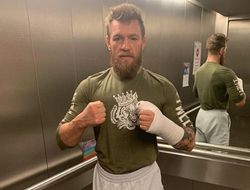 фото - Конор Макгрегор травмировал руку и показал это миру: кадр дня