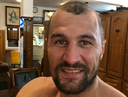 фото - Пит-стоп Усика, Цзю спаррингует с Цзю, Ковалёв после бани — соцсети 