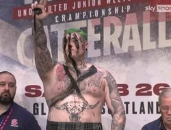 фото - Битва за короля Шотландии: Кэмпбелл побил фрика Макфарлейна — видео