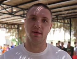 фото - Сиренко продал перчатки на авто для военных. Есть флажок Ломаченко