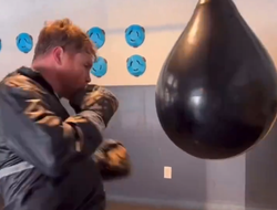 фото - Канело Альварес готовится к бою: лупит по водоналивному мешку — видео