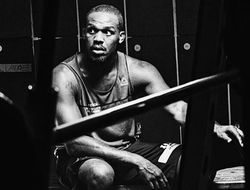 фото - Джона Джонса возмутил испанский перевод на ценнике чёрных джинсов — «negro»