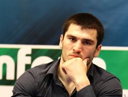 фото - Бетербиев получил травму, готовится к операции