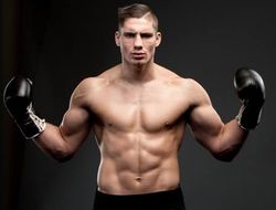 фото - Видео: чемпион Glory Рико Верховен дебютировал в ММА