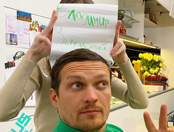 фото - Кличко встретился с Холифилдом, Усик задался вопросом, Ломаченко на дне рождения друга — соцсети 