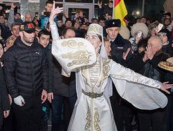 фото - Песнями, танцами и клаксонами: как Мурата Гассиева встречали на родине — видео