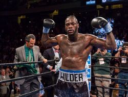 фото - Дионтэй Уайлдер сломал челюсть маскоту во время телешоу