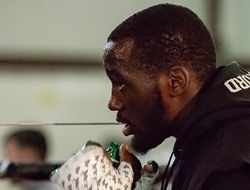 фото - Теренс Кроуфорд избивает горный воздух с мобильным в руке: видео