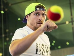 фото - Александр Усик играет в необычный теннис, готовясь к реваншу с Джошуа: видео