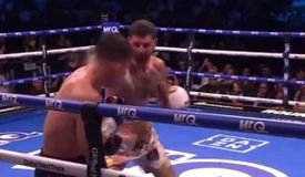 Апсет! Чемберлен отобрал чемпионский титул в бою с обоюдными падениями: видео