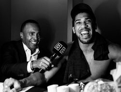 фото - Донэйр готовит мороженое, Бивол показывает фокус, подготовка «Уэмбли» к вечеру Джошуа–Поветкин — соцсети