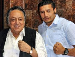 фото - Джонни Гонсалес заглядывается на Такахиро Ао и его пояс чемпиона