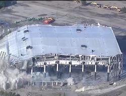 фото - Близ Детройта обрушили арену, где в 2000-м Голота психанул в бою с Тайсоном — видео