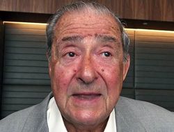 фото - Почему Ломаченко не мог отказаться от боя с Кроллой: рассказывает Арум