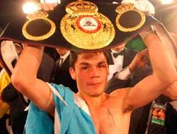 фото - Хуан Карлос Ревеко защитил титул WBA в бою с Альварадо