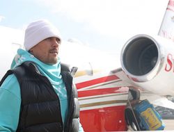 фото - Усик прилетел в Лондон: фото и видео