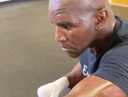 фото - Появилось видео бесконтактного спарринга Владимира Кличко и Эвандера Холифилда