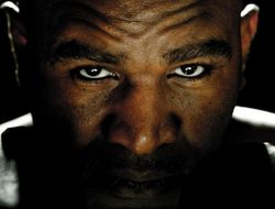 фото - Холифилд вкалывает в зале: за ним присматривают Кличко и Тарвер — видео