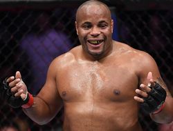 фото - Даниэль Кормье не против третьего боя с Джоном Джонсом