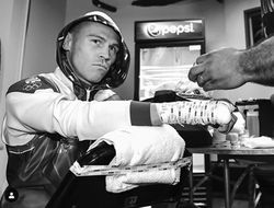 фото - Усик продвигает свой проект, Р4Р от Уорда, интервью Фергюсона — соцсети