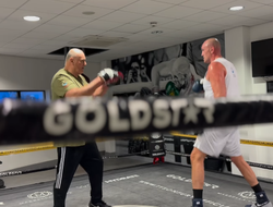 фото - Фьюри готовится к Усику — папа Джон держит сына на лапах: видео