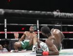 Двойной нокдаун в безумном бою Мартинеса и Джонса: зацените видео