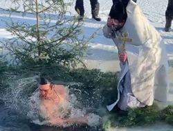 фото - Усик захотел до $3 млн и пошёл купаться в лунку с попом. Гассиев не отставал — видео