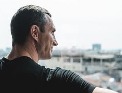 фото - Кличко спросили, чем займётся после пандемии. Владимир показал фото с перчатками