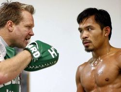 фото - Скорость, ноги и удары лучше у Пакьяо, а не Флойда — Фредди Роуч