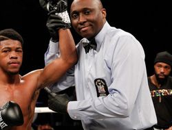 фото - Не как Броунер. Гэри Антуанн Расселл вынудил капитулировать Джовани Сантьяго: видео