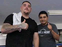 фото - Усик комментирует победу и поёт гимн, Льюис высказался о его дебюте, а Рамирес зовёт Бивола в ринг — соцсети 