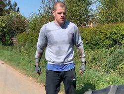 фото - Каллум Джонсон почти 5 ч кантовал покрышку, чтобы собрать денег для медиков — видео