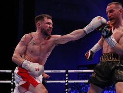 фото - Хьюз защитил титул, проспект Смит едва не влетел дисквалификацией: видео