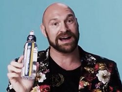 фото - Фьюри передаёт медикам кубометры питьевой воды, Хан — еду людям в Пакистане