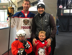 фото - Забит ушёл в горы, Хабиб трапезничает, Ковалёв приобщает сына к хоккею — соцсети 