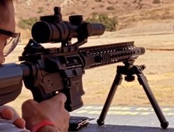 фото - Шелестюк продаёт перчатку легендарного Мейвезера. Догадайтесь, зачем — видео