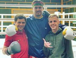 фото - Беринчик на тренировке с Усиком, топ-10 самых больших апсетов DAZN, реальность Дэйны Уайта — соцсети 