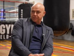 фото - «Бой Усика против человека с тросточкой». Британский тренер предлагает другой вариант с Уайлдером