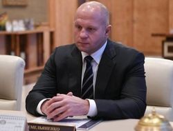 фото - «Поприличнее бы их одевать». Фёдор Емельяненко высказался о ринг-гёлз в ММА