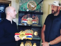 фото - Фьюри вручили ещё один пояс, Макгрегор показал футбольные навыки, Кличко задержал вандалов — соцсети 