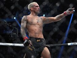 фото - Чарльз Оливейра задушил Джастина Гэтжи в главном бою UFC 274