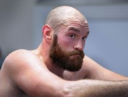 фото - Фьюри поприветствует победителя боя Мартина и Джошуа, чтобы потом расплющить 