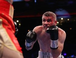 фото - Бой года в шоу Хирна: Смит удосрочил Фаулера — видео