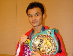 фото - Легендарному Понгсаклеку не разрешили драться с Камедой в Японии