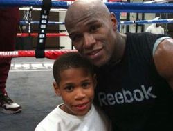 фото - Как Флойд Мэйуэзер держал лапы Девину Хэйни: видео