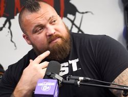 фото - «Он занимается этим всю жизнь, а я только полтора года». Холл о главном фрик-файте 2026 года