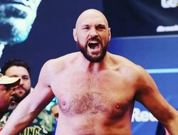 фото - Фьюри пришёл в паб, снял рубаху и заказал пива: фото