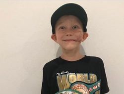 фото - Уайлдер в пёстрой африканской одёже, Руис долбит шаром о стену, 6-летний мальчик стал чемпионом WBC — соцсети 