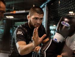 фото - Скандал: Хабиба Нурмагомедова сняли с рейса. «Орёл» сделал заявление 