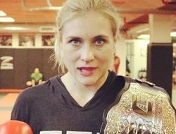 фото - Россиянка Яна Куницкая предостерегает «Киборга»